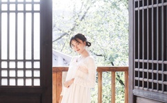 美女脱内衣奶头露出来照片